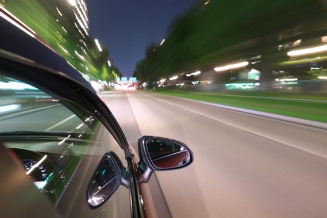 夜間に走行する車