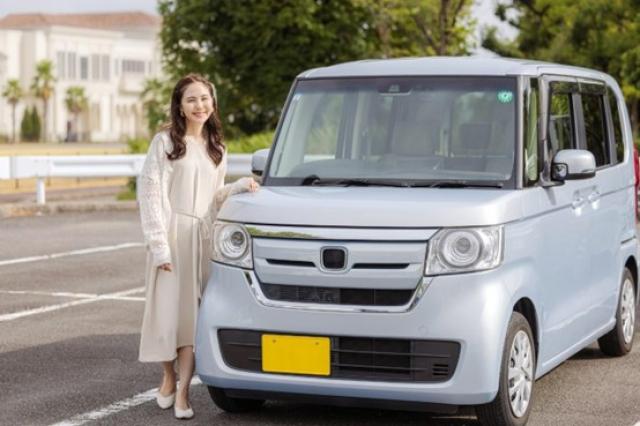 N-BOXの横に立つ女性