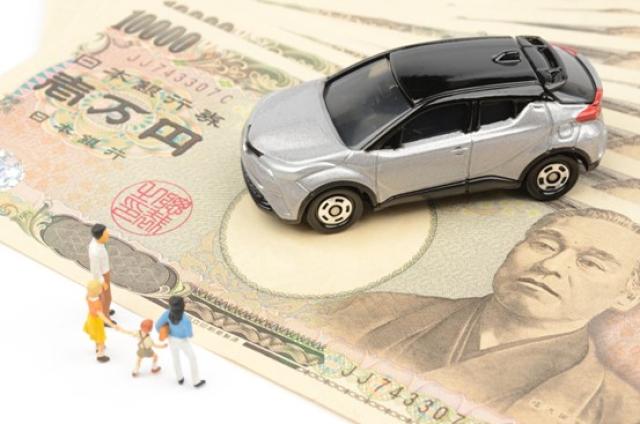 ミニカーと現金、家族のおもちゃ