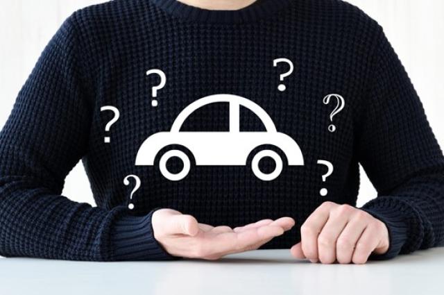 自動車に関して疑問を持つ男性