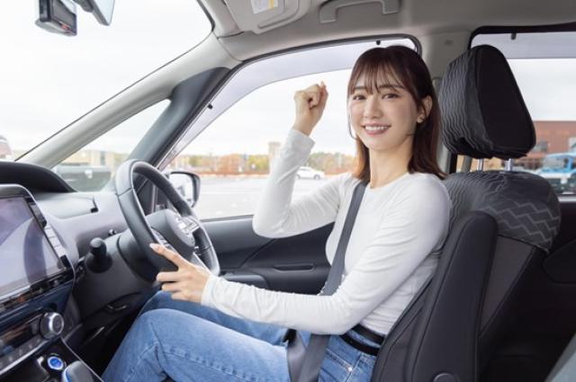 ガッツポーズをする女性