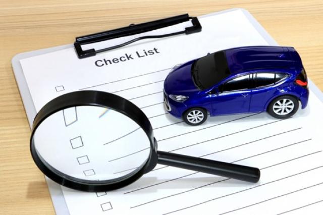 ミニカーとチェックリスト、虫眼鏡