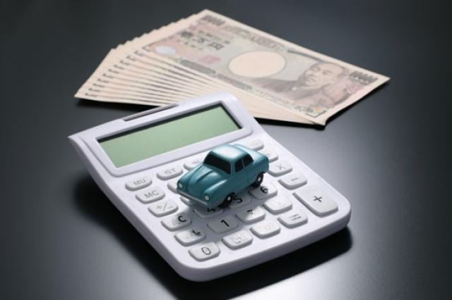 ミニカーと電卓、1万円札