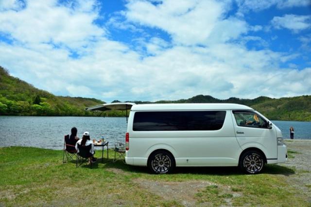 湖のほとりでキャンプ