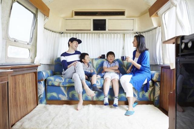 キャンピングカーでくつろぐファミリー