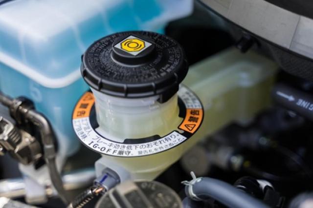 車のブレーキパッド交換時期や方法は？費用の目安や節約のポイントも解説