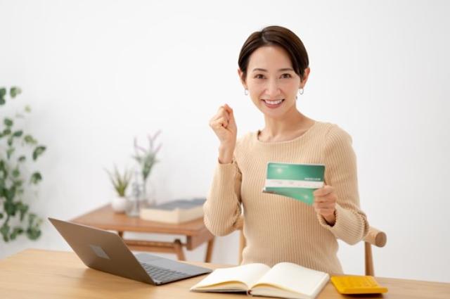 還付金が入って喜ぶ女性