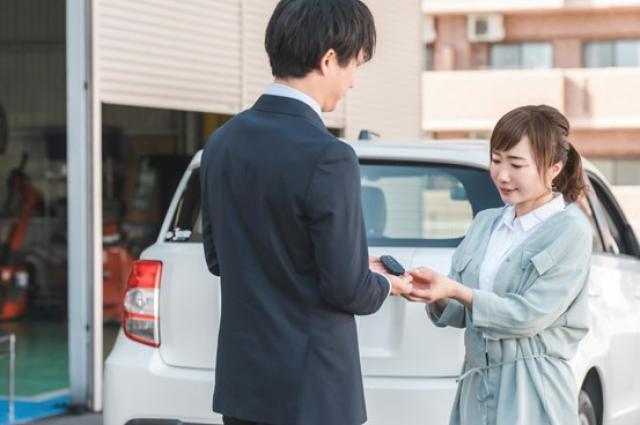 車を売却する女性