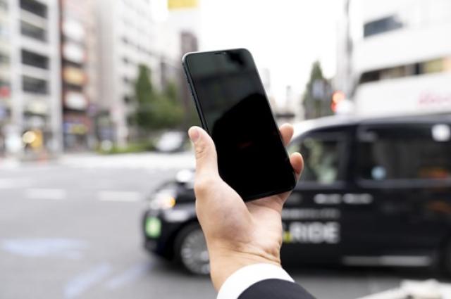 スマートフォンを持った男性の手元