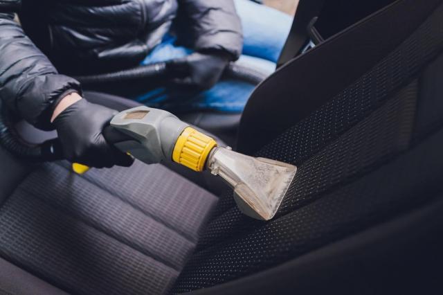 走行距離が10万kmの中古車を買うのはあり？車を長持ちさせるためのメンテナンス方法とは？