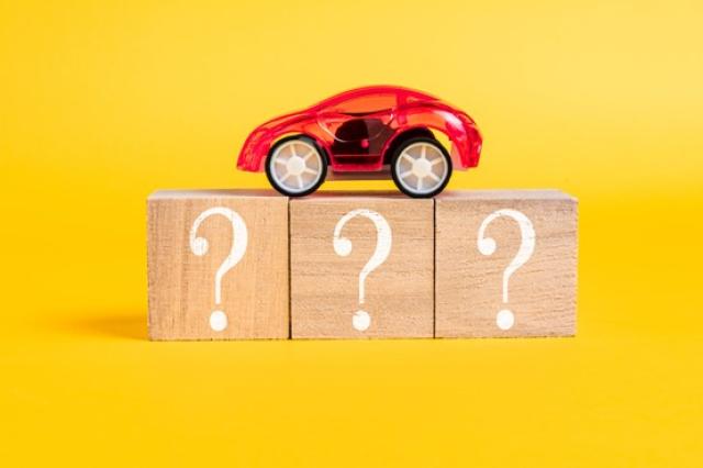 クエスチョンマークのブロックに乗る車の模型