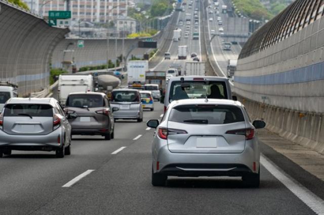 渋滞する高速道路