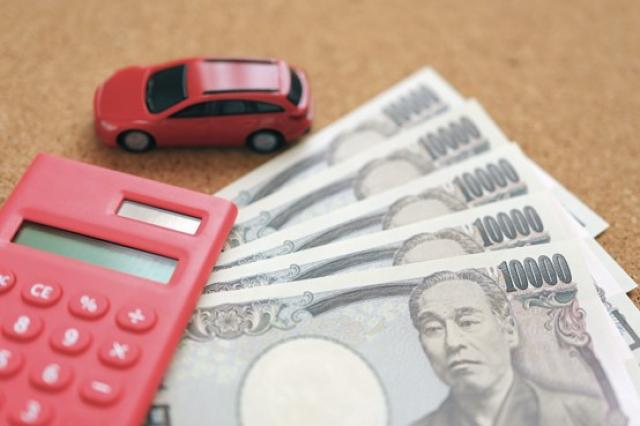 ミニカーと1万円札、電卓