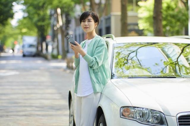 スマホで検索する女性