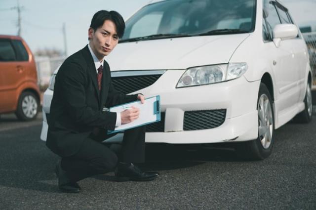 車の査定をする業者の男性