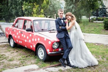 結婚したら車は手放すべき?必要な手続きやコストを解説