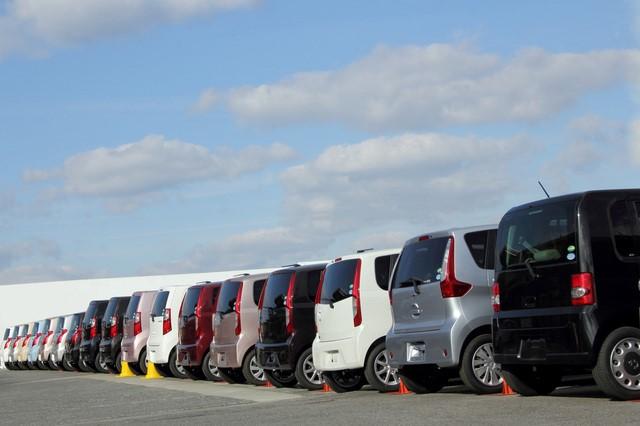 結婚したら車は手放すべき?必要な手続きやコストを解説