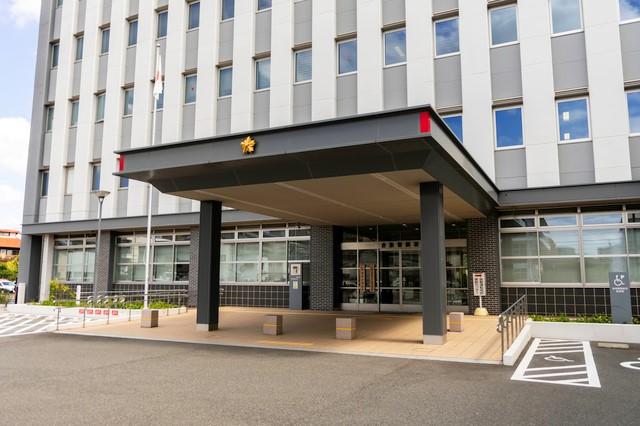 結婚したら車は手放すべき?必要な手続きやコストを解説