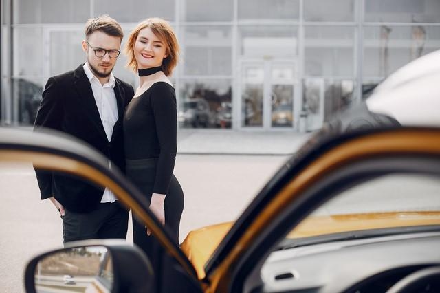 結婚したら車は手放すべき?必要な手続きやコストを解説