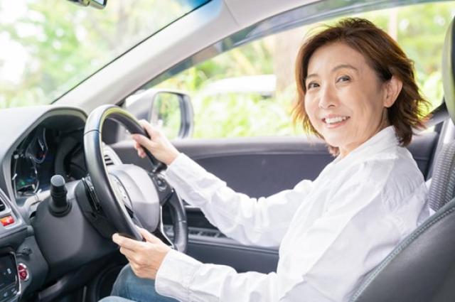 運転中の笑顔の女性