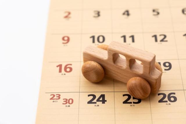 車の模型とカレンダー