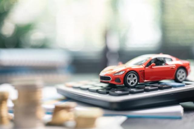 電卓の上のミニカー