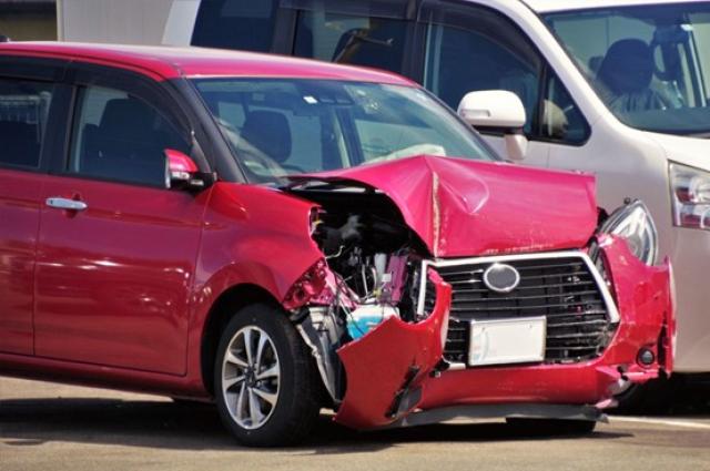 全損した赤い車