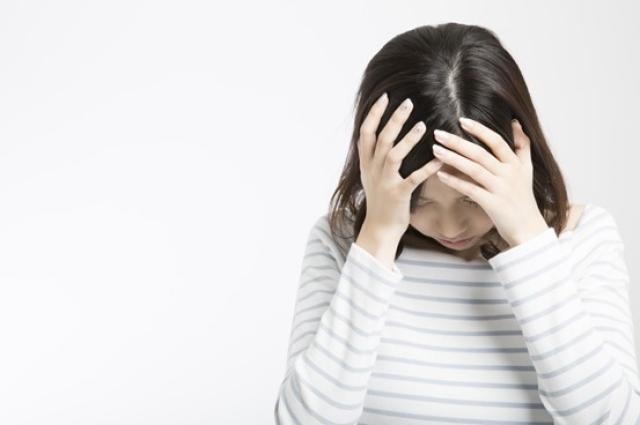頭を抱える女性