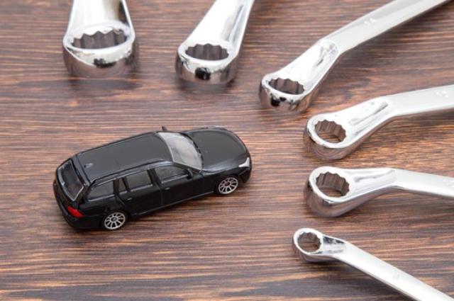 ミニカーとレンチ