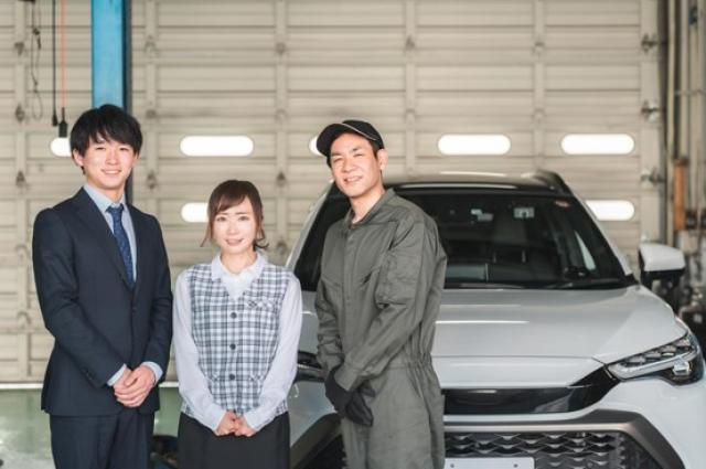 整備工場にいる男女