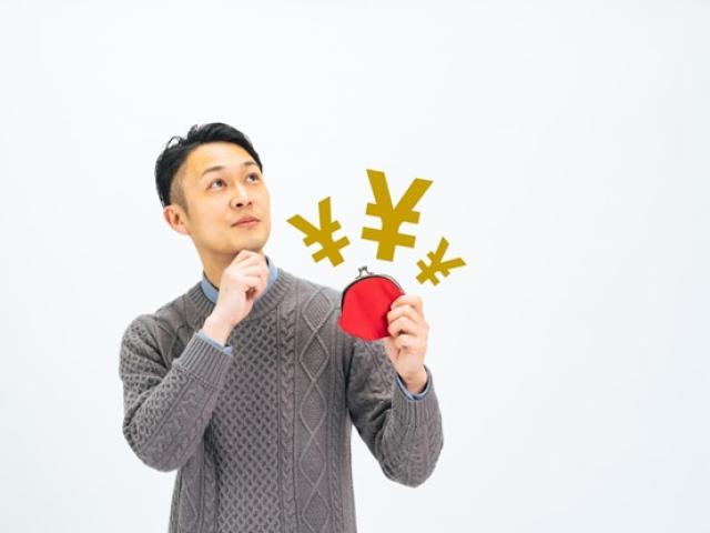 財布を持ってお金について考える男性