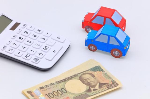 ミニカーと電卓、お金