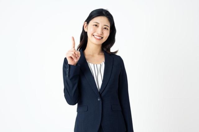 指さしをする女性