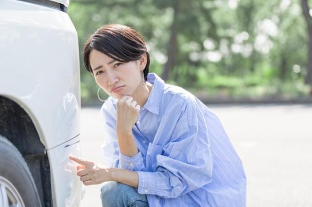 傷を見つけて困る女性