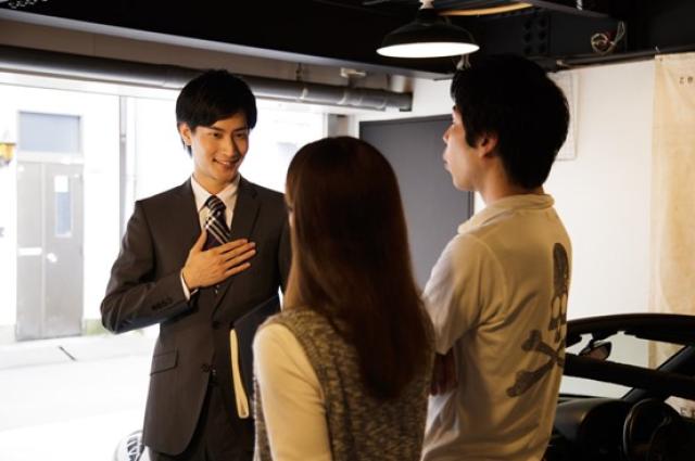 査定に来た業者とカップル