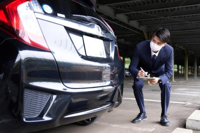 細かくチェックする男性