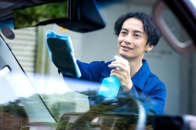 車の窓を拭く業者