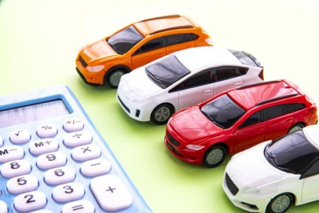 複数のミニカーと電卓