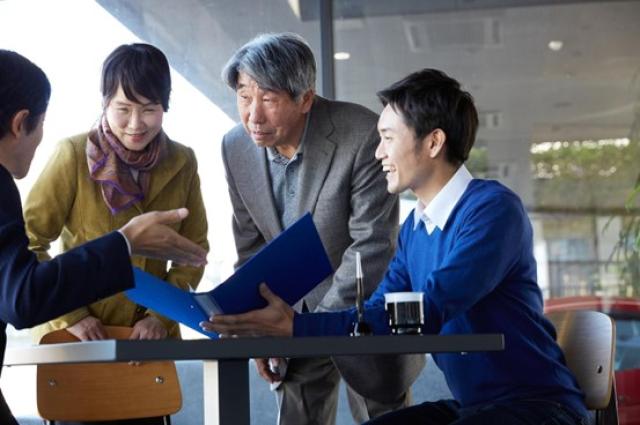 ディーラーでの商談風景