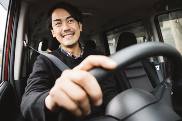 運転を楽しむ男性