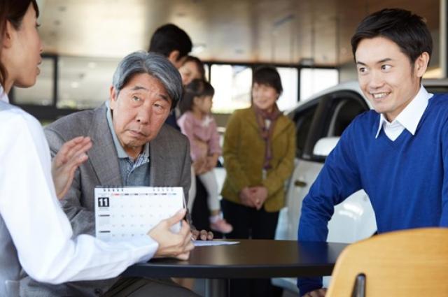 販売店でローンを組む男性