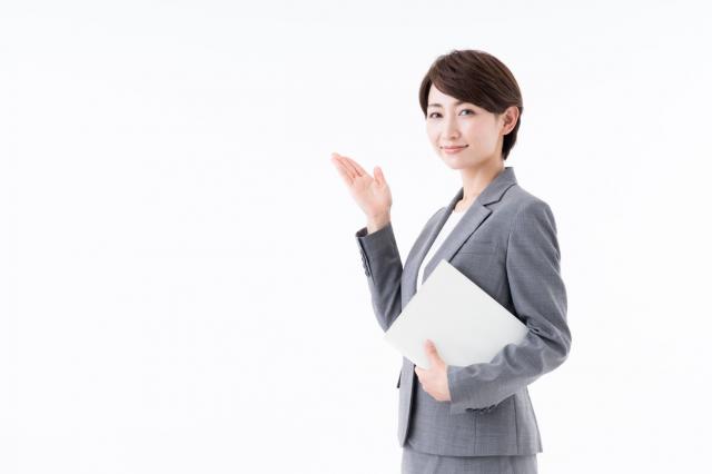 スーツ姿の女性