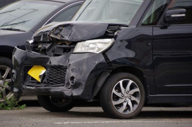 フロント部分が大破した車