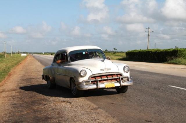 ボロボロのレトロな車