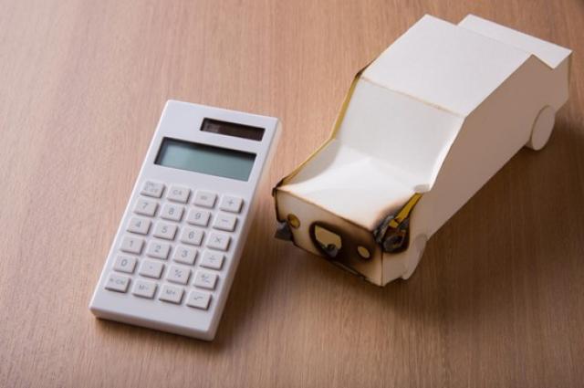 燃えた跡のあるミニカーと電卓