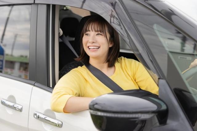 ドライブを楽しむ女性