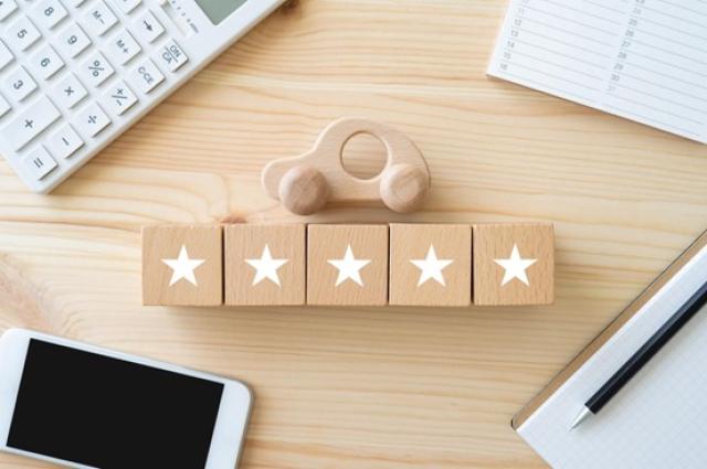 星マークが書かれたブロックと車の模型