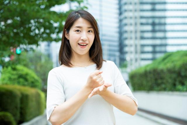 外車で右ハンドルなのに左ウインカーなのはなぜ？例外についても解説