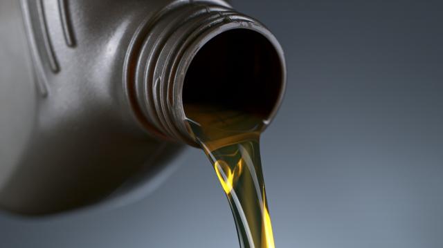 車のオイル交換はいつやる？交換頻度の目安やベストな時期の判断方法
