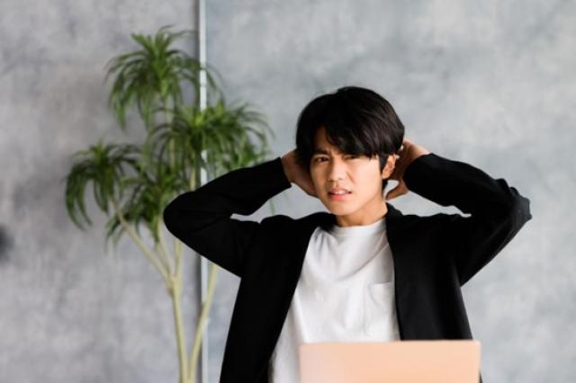頭を抱えた男性